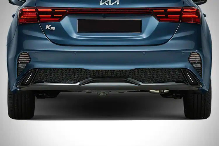 Dải đèn LED định vị ban ngày vẫn được tích hợp nhưng mang thiết kế dạng các vạch kẻ ngang bao quanh cụm đèn, làm liên tưởng đến mẫu ôtô điện EV6. Đèn hậu mới nối liền, đồ họa hiển thị với những đường đứt đoạn giống với đèn pha.