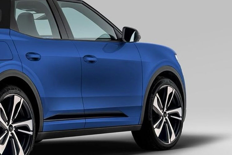 Ở hai bên hông, EcoSport được trang bị bộ mâm cỡ lớn, thiết kế dạng 5 chấu sơn hai màu đen-xám hiện đại. Đường viền mái vuốt nhẹ về phía sau, tạo nên kiểu dáng thể thao hơn cho mẫu SUV này. Phía sau, EcoSport mới nổi bật với đèn hậu nằm dọc được nối liền với nhau bằng một dải đèn mỏng trải dài qua cửa cốp.