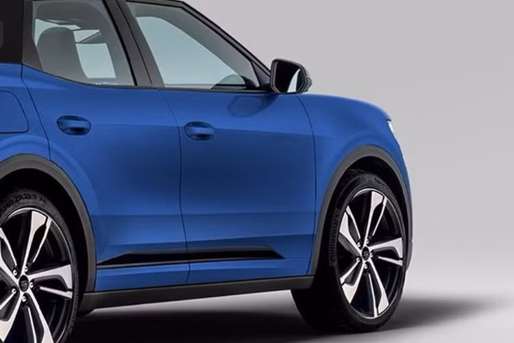 Ở hai bên hông, EcoSport được trang bị bộ mâm cỡ lớn, thiết kế dạng 5 chấu sơn hai màu đen-xám hiện đại. Đường viền mái vuốt nhẹ về phía sau, tạo nên kiểu dáng thể thao hơn cho mẫu SUV này. Phía sau, EcoSport mới nổi bật với đèn hậu nằm dọc được nối liền với nhau bằng một dải đèn mỏng trải dài qua cửa cốp.