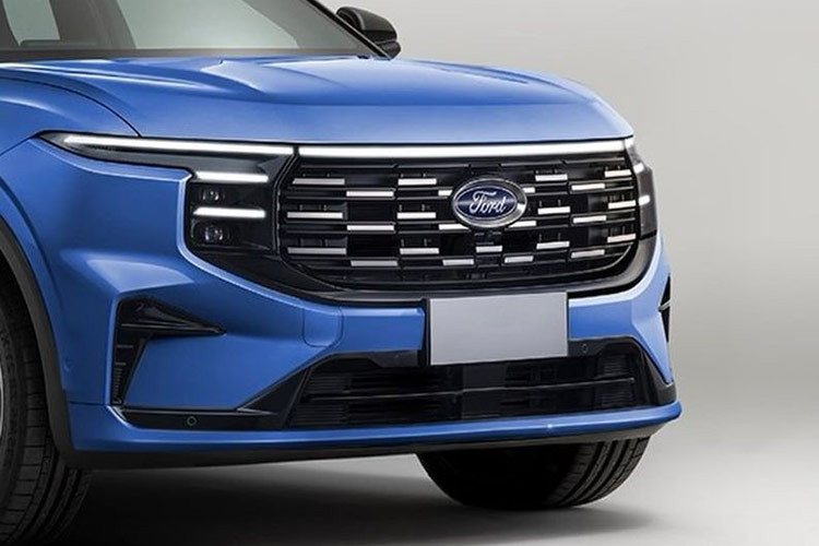 Theo đó, Ford EcoSport 2025 sẽ được áp dụng ngôn ngữ thiết kế mới của thương hiệu, với điểm nhấn là dải đèn định vị ban ngày LED kèo dài nối hai bên đầu xe. Cụm lưới tản nhiệt được mở rộng kích thước, kết hợp với các điểm nhấn mạ chorme đặt so le. Bên cạnh đó, cản trước và hốc gió hai bên cũng có thiết kế hầm hồ hơn. 