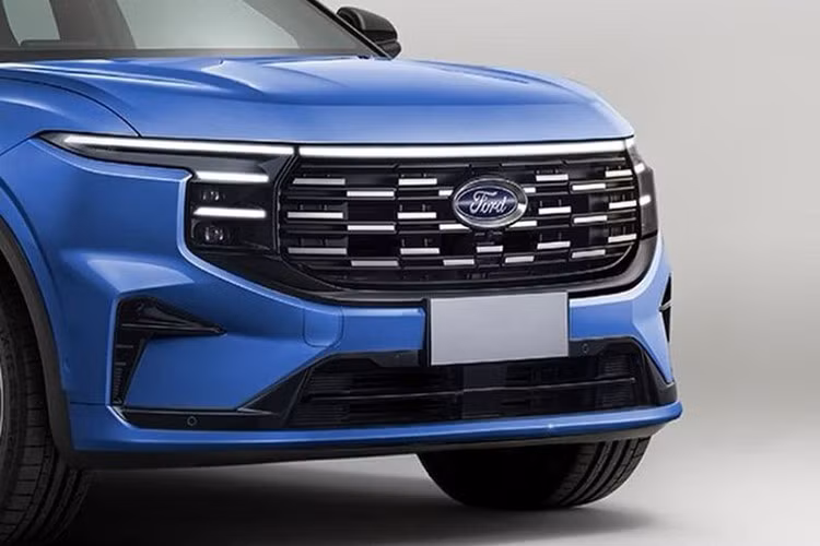 Theo đó, Ford EcoSport 2025 sẽ được áp dụng ngôn ngữ thiết kế mới của thương hiệu, với điểm nhấn là dải đèn định vị ban ngày LED kèo dài nối hai bên đầu xe. Cụm lưới tản nhiệt được mở rộng kích thước, kết hợp với các điểm nhấn mạ chorme đặt so le. Bên cạnh đó, cản trước và hốc gió hai bên cũng có thiết kế hầm hồ hơn. 