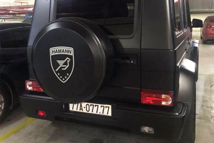 Điều đặc biệt trên chiếc Mercedes-AMG G63 "biển khủng" này chính là sự hiện diện của 3 hãng độ danh tiếng: AMG tiêu chuẩn, bodykit và phụ kiện Hamann cùng hệ thống giảm xóc Brabus. Bản độ này do một xưởng độ tại TP HCM thực hiện và thời gian hoàn thành khoảng 3 tháng.