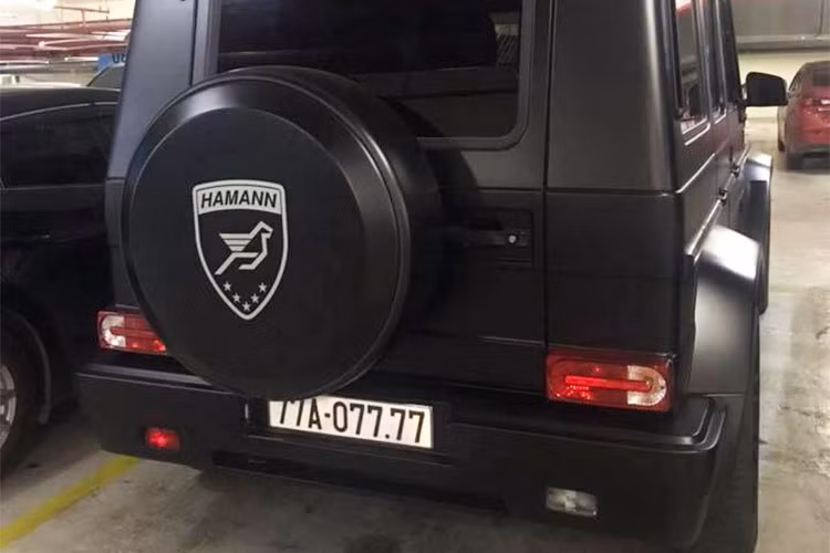 Điều đặc biệt trên chiếc Mercedes-AMG G63 "biển khủng" này chính là sự hiện diện của 3 hãng độ danh tiếng: AMG tiêu chuẩn, bodykit và phụ kiện Hamann cùng hệ thống giảm xóc Brabus. Bản độ này do một xưởng độ tại TP HCM thực hiện và thời gian hoàn thành khoảng 3 tháng.