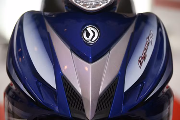 Thiết kế tổng thể của xe không khác nhiều so với "đàn anh" SYM Elegant 100 từng xuất hiện trên thị trường trước đây. Phần đầu xe được thiết kế đơn giản với cụm đèn pha bóng halogen, xi nhan thiết kế hai bên. Mặt nạ phía dưới được thiết kế với hai khe hút gió mang đậm vẻ nam tính.