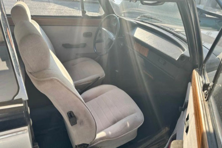 Xe sở hữu lưới tản nhiệt Pantheon và biểu tượng "Spirit Of Ecstasy" đặc trưng của Rolls-Royce. Phần chắn bùn trước và sau được thiết kế lại, đèn pha cũng được chuyển sang dạng đèn kép nằm trong khung giả chrome.