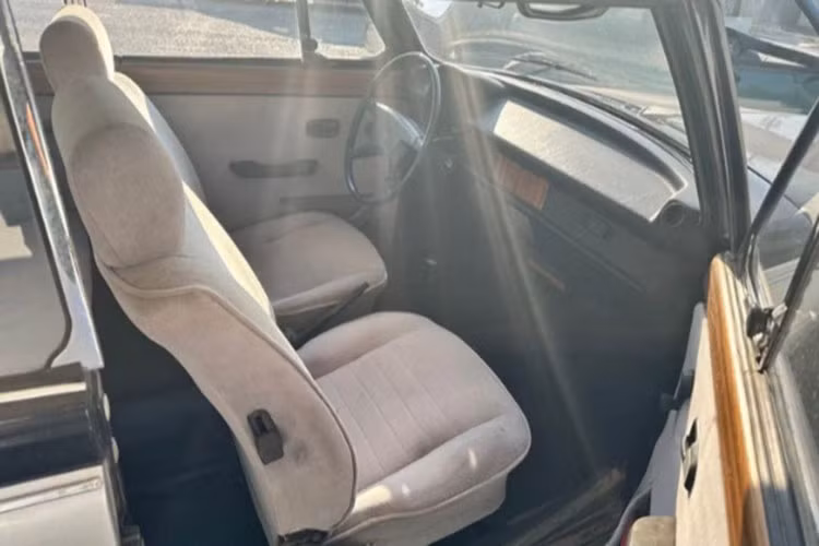 Xe sở hữu lưới tản nhiệt Pantheon và biểu tượng "Spirit Of Ecstasy" đặc trưng của Rolls-Royce. Phần chắn bùn trước và sau được thiết kế lại, đèn pha cũng được chuyển sang dạng đèn kép nằm trong khung giả chrome.