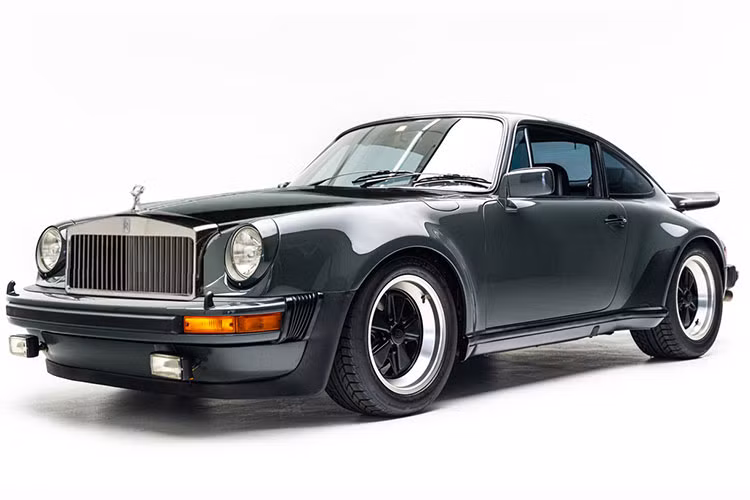 Dù được rao bán với giá khá đắt, nhưng thực tế chiếc xe nhìn lại cũ kỹ, nhiều chi tiết bị xuống cấp do ảnh hưởng của thời gian. Phần kính sau của xe dường như sắp rơi ra. Vải trùm mui xe cũng có vài lỗ thủng. Không rõ động cơ của xe có được độ lại và còn sử dụng tốt hay không. Người bán cũng không chia sẻ thông tin về odo.