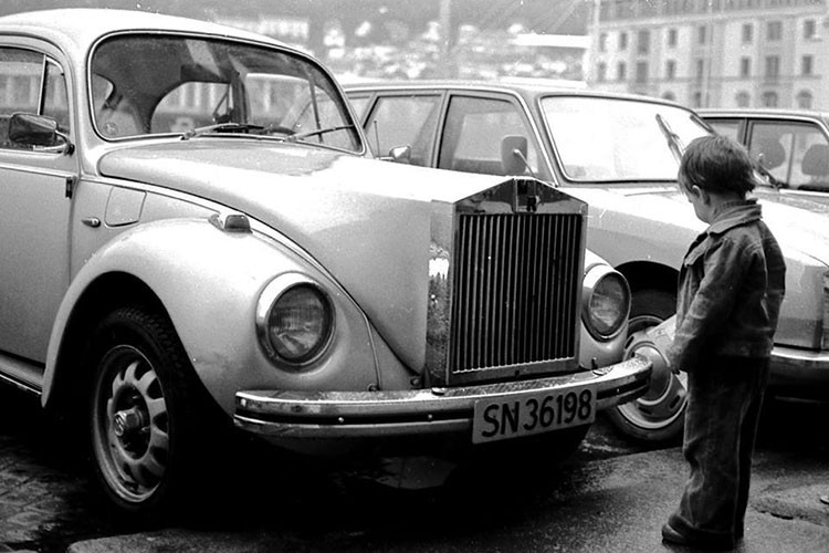 Theo một số người, do việc dùng xe Volkswagen Beetle lại có vẻ hơi nhàm chán và không được “sang” nên nhiều người quyết định độ thêm để thành một chiếc Rolls-Royce.