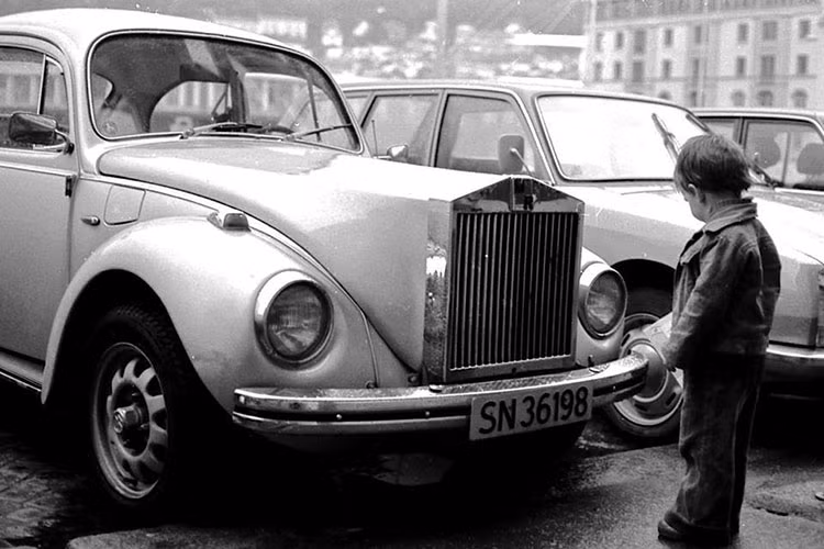 Theo một số người, do việc dùng xe Volkswagen Beetle lại có vẻ hơi nhàm chán và không được “sang” nên nhiều người quyết định độ thêm để thành một chiếc Rolls-Royce.