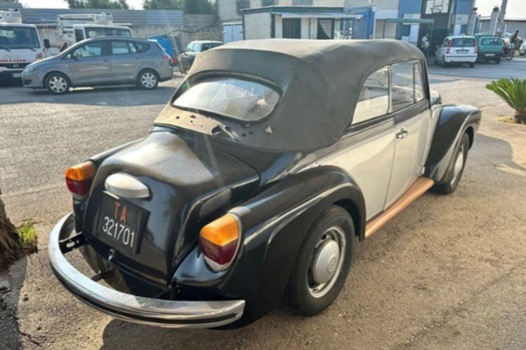 Chiếc Volkswagen Beetle mui trần độ Rolls-Royce còn được độ thêm cốp xe lớn phía sau để có thể dễ dàng đựng đồ. Bệ cửa lên xuống cũng được làm bằng gỗ để “tone sur tone” với các chi tiết bên trong khoang cabin.