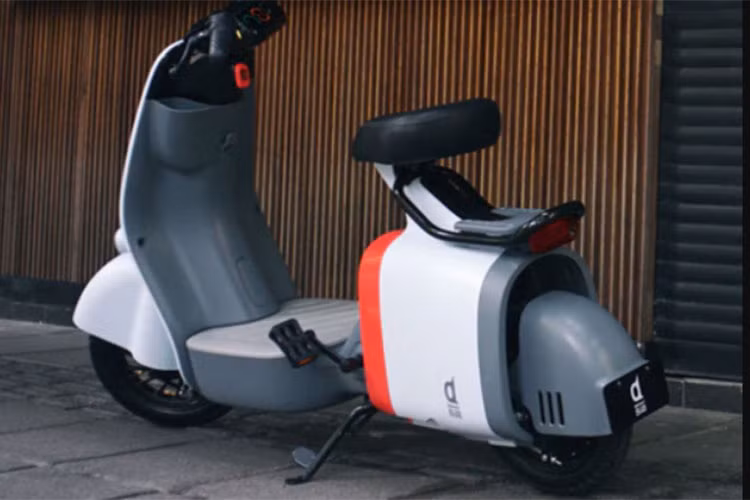 Cùm ghi đông của xe lộ thiên, phù hợp những bạn trẻ thích cá tính và chi tiết này được sơn đen, tạo tính tương phản cho màu xanh ngọc của xe. Đằng sau xe có đèn hậu đơn giản.