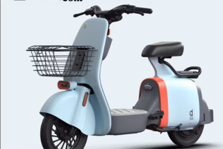 DoinNext VO có hộc đồ ngay sau yếm xe, đủ để đựng 1 số vật linh tinh như chai nước, vở.... xe có móc treo đồ màu đỏ và màn hình LCD thể hiện đầy đủ tính năng của xe cũng như tốc độ và lượng pin còn lại để người dùng chủ động sạc pin.