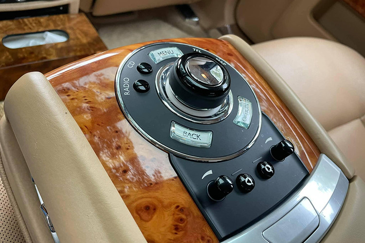 Chiếc Rolls-Royce Ghost 2011 này cũng có khả năng điều chỉnh theo từng cấp độ. Mẫu sedan siêu sang tự cài đặt thông số tối ưu dù khách hàng chỉ đơn giản chuyển từ ghế này sang ghế khác. Xe tự điều chỉnh độ cao gầm tùy thuộc vào tốc độ và cài đặt của tài xế với khoảng lên xuống 25 mm.