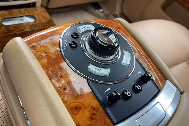 Chiếc Rolls-Royce Ghost 2011 này cũng có khả năng điều chỉnh theo từng cấp độ. Mẫu sedan siêu sang tự cài đặt thông số tối ưu dù khách hàng chỉ đơn giản chuyển từ ghế này sang ghế khác. Xe tự điều chỉnh độ cao gầm tùy thuộc vào tốc độ và cài đặt của tài xế với khoảng lên xuống 25 mm.