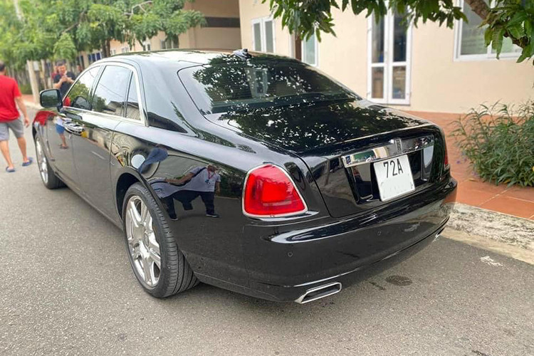 Tiết kiệm nhiên liệu không phải yếu tố được quan tâm nhiều đối với những người đủ khả năng mua xe siêu sang. Mặc dù vậy, động cơ của chiếc Rolls-Royce Ghost chỉ "uống" khoảng 15,7 lít/100 km trong thành phố và 11,7 lít/100 km trên xa lộ. Giá xe Rolls-Royce Ghost cũ đời 2011 trong bài viết này hiện đang được chủ nhân chào bán 8,9 tỷ đồng tại Việt Nam.