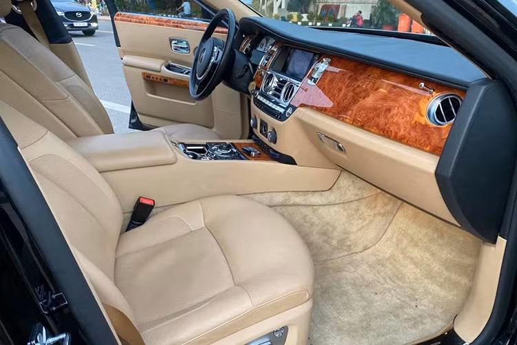 Nội thất của xe nổi bật nhờ thiết kế với những chất liệu sang trọng và những tính năng hiện đại được đi kèm. Có thể kể đến hệ thống đèn mờ trang nhã, tay nắm cửa mạ sáng, lỗ thông hơi hình nhãn cầu, hệ thống âm thanh hàng đầu 600W được truyền tải qua bộ âm ly 10 kênh và 16 loa trong đó có hai loa trầm đặt trên sàn...