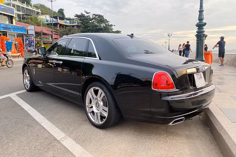 Rolls-Royce Ghost sở hữu cụm đèn phe LED dạng hình chữ nhật lớn nằm ngang đặc trưng của hãng, bóng đèn dạng gương cầu lồi với đường viền là dải đèn led tinh tế. Một số chi tiết thân xe được mạ crom sang trọng, mâm xe hợp kim với các chấu mâm được mạ sáng bóng cùng logo RR thiết kế cách điệu khá ấn tượng.