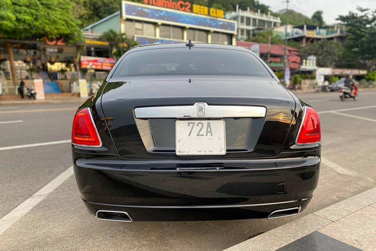 Rolls-Royce Ghost mang đến sự sang trọng cho khách hàng với phần đầu xe là lưới tản nhiệt dạng lớn với các thanh ngang đứng, mạ crôm sáng bóng, biểu tượng "goá phụ bay" được chế tác thủ công tinh xảo, gắn ở đầu đỉnh nắp ca-pô. Cản trước của xe cũng nổi bật với bộ lưới với các khe hút gió nhỏ dạng kim cương đan chéo đẹp mắt.