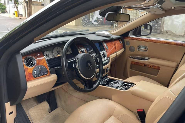 Bên cạnh ngoại thất, bên trong chiếc xe sang dùng 10 năm tuổi này vẫn được chủ nhân giữ gìn khá tốt. Ghế da trên xe, nhất là vị trí ghế lái vẫn còn như mới. Các chi tiết khác như da bọc trần, cánh cửa và gỗ vẫn còn mới so với nhiều chiếc khác đang được chào bàn trên thị trường.