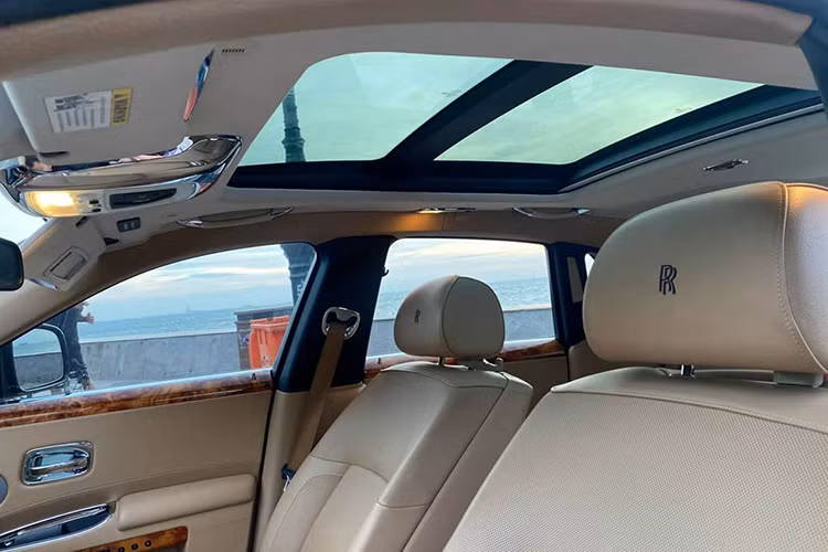 Đặc biệt, hệ thống ghế ngồi bên trong Rolls-Royce Ghost còn được sắp xếp theo “cấu hình rạp hát” sao cho mọi hoạt động vốn không ảnh hưởng đến người lái có thể được điều chỉnh từ ghế sau. Tất cả hoạt động đều được hiển thị trên hai màn hình LCD 9,2 inch đặt trên mặt sau của ghế trước...