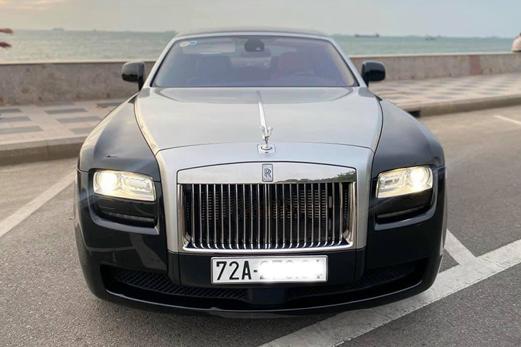 Phiên bản Rolls-Royce Ghost Series I cũ này đang được rao bán trên sàn xe cũ phần đầu màu sơn màu đen phối màu trắng sữa phong cách mới. Kích thước dài, rộng, cao của chiếc xe lần lượt là 5.399 x 1.948 x 1.550 mm. Trục cơ sở xe ở mức 3.295 mm. Trọng lượng của mẫu sedan siêu sang khoảng 2.500 kg, tỷ lệ phân bổ trọng lượng trước-sau 51/49.