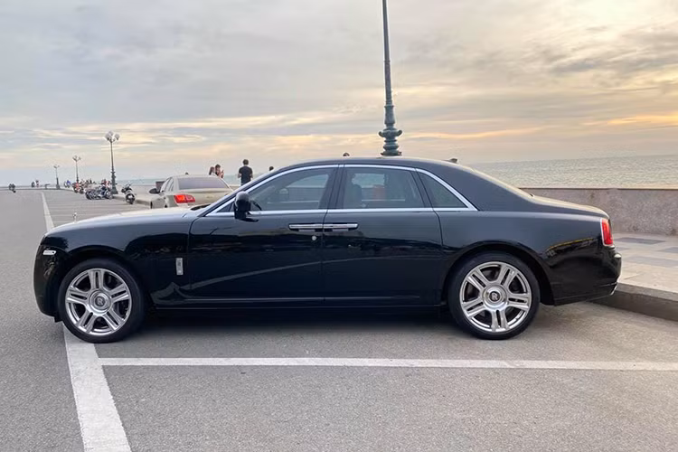 Chiếc Rolls-Royce Ghost đời 2011 trong bài viết này theo chủ sở hữu được nhập khẩu về Việt Nam và đăng ký biển số tại TP. Vũng Tàu. Chiếc xe siêu sang Anh quốc này được đánh giá là khá mới và nguyên bản khi các chi tiết vẫn giữ nguyên và theo quảng cáo nó chỉ mới lăn bánh với quãng đường khoảng 30.000km.