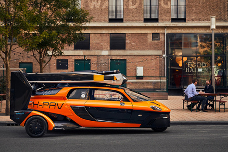 Sau khi vượt qua những bài thử nghiệm tốc độ cao, phanh, và khí tải, cũng như tiếng ồn, xe bay giờ đây có thể thoái mái chạy trên đường phố công cộng. Bước đột phá này đồng nghĩa rằng xe bay đang tiến một bước gần hơn đến việc đạt chứng nhận bay tự do.