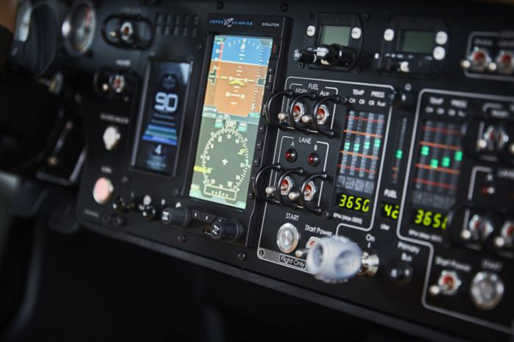 “Rất khó để khiến một chiếc ‘máy bay gấp gọn’ vượt qua tất cả các bài kiểm tra đường bộ. Với tôi, bí quyết để chế tạo thành công xe bay là đảm bảo thiết kế phù hợp với cả quy định đường bộ và đường không.”, CTO của PAL-V cho biết thêm.