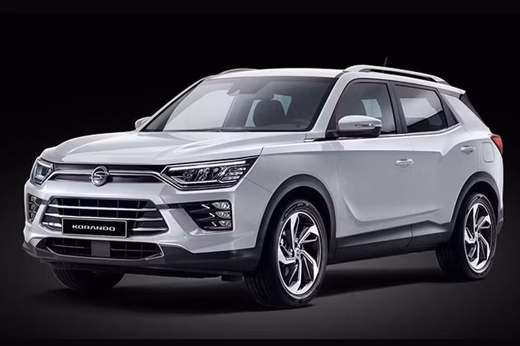 Qua những hình ảnh do hãng SsangYong tung ra, có thể thấy Korando mới sở hữu thiết kế chịu ảnh hưởng từ người anh em G4 Rexton. Do đó, mẫu xe SsangYong Korando 2019 thế hệ thứ 4 sở hữu phần đầu, những đường cắt "cơ bắp" bên sườn, cụm đèn pha và đèn hậu tương tự G4 Rexton.