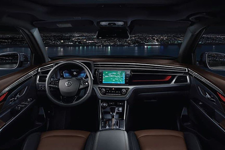 Bên trong SsangYong Korando 2019 là không gian nội thất được thiết kế theo ngôn ngữ Blaze Cockpit, tập trung vào kỹ thuật số hóa. Theo đó, mẫu crossover cỡ C này được trang bị mặt táp-lô với màn hình cảm ứng 10,25 inch của hệ thống thông tin giải trí. Đằng sau vô lăng xuất hiện bảng điều khiển kỹ thuật số với màn hình 9 inch.