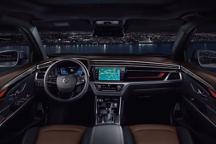 Bên trong SsangYong Korando 2019 là không gian nội thất được thiết kế theo ngôn ngữ Blaze Cockpit, tập trung vào kỹ thuật số hóa. Theo đó, mẫu crossover cỡ C này được trang bị mặt táp-lô với màn hình cảm ứng 10,25 inch của hệ thống thông tin giải trí. Đằng sau vô lăng xuất hiện bảng điều khiển kỹ thuật số với màn hình 9 inch.