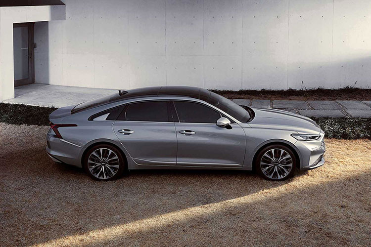 Về hệ thống truyền động, mẫu Kia K8 hoàn toàn mới được trang bị khối động cơ xăng GDI 3,5 lít V6 sản sinh công suất 296 mã lực và mô-men xoắn 359 Nm. Sức mạnh này nhỉnh hơn 6 mã lực/16 Nm so với động cơ 3,3 lít V6 của Cadenza. Quan trọng hơn, mẫu sedan đầu bảng của Kia còn bổ sung hệ dẫn động 4 bánh.