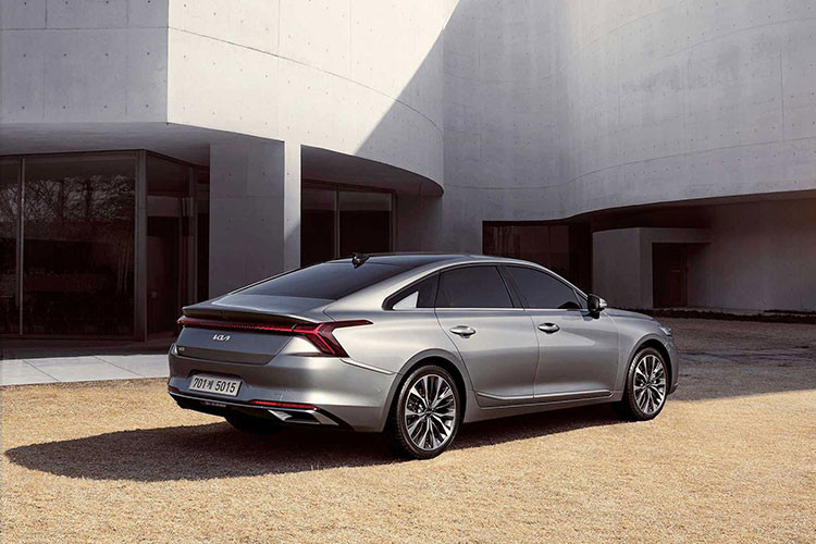 Biến thể tầm trung của Kia K8 2022 mới được trang bị động cơ 2,5 lít 4 xi-lanh sản sinh công suất 195 mã lực và mô-men xoắn 248 Nm. Cả hai động cơ 3,5 lít và 2,5 lít đều được kết nối với hộp số tự động 8 cấp. Thêm vào đó, biến thể với động cơ 1,6 lít dự kiến sẽ ra mắt trong những tháng tới.