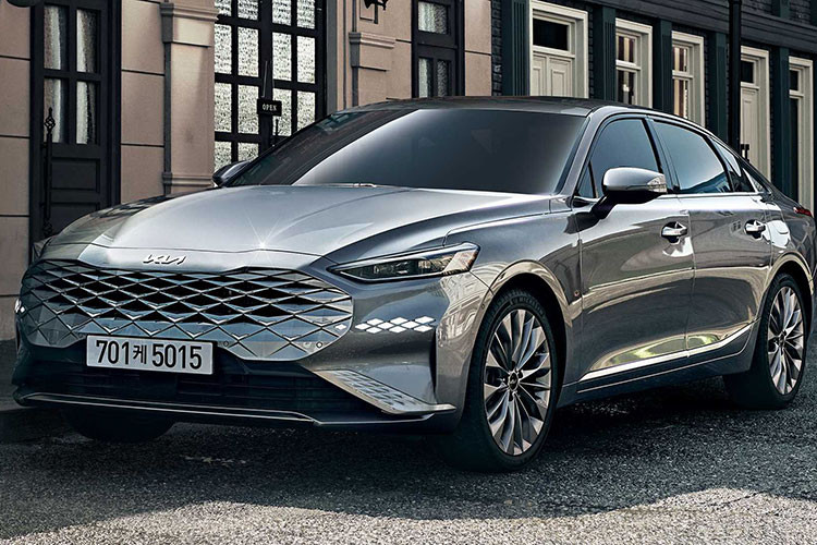 Với mức giá xe Kia K8 2022 bán ra từ 32,79 triệu Won (tương đương 672 triệu đồng), nó được xem là đối thủ cạnh tranh với Toyota Avalon tại một số thị trường, đặc biệt là tại Mỹ.