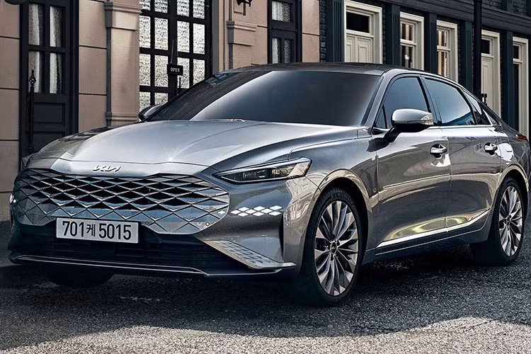 Với mức giá xe Kia K8 2022 bán ra từ 32,79 triệu Won (tương đương 672 triệu đồng), nó được xem là đối thủ cạnh tranh với Toyota Avalon tại một số thị trường, đặc biệt là tại Mỹ.