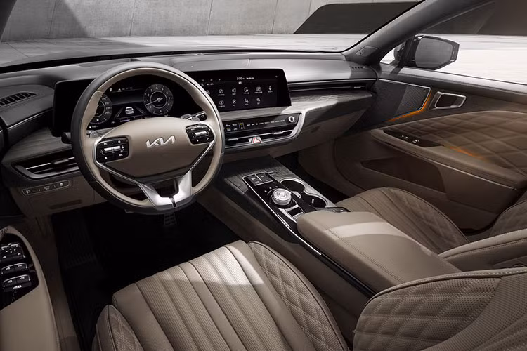 Về kết cấu, Kia K8 2022 Sedan sử dụng thanh chống MacPherson ở phía trước và hệ thống treo đa liên kết ở phía sau đồng thời có các vật liệu cách âm tốt hơn.