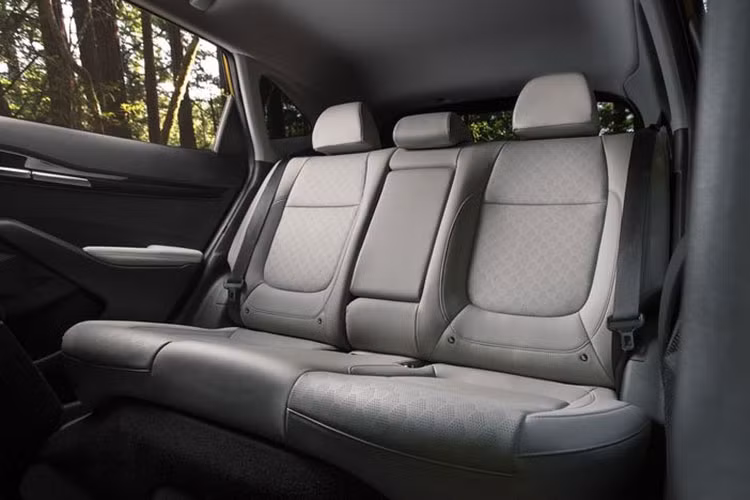 Về kích thước, Kia K8 2022 Sedan lớn hơn so với K7 vì hiện có chiều dài 5.015 mm. Được biết, danh sách các tính năng khá phong phú vì bao gồm mọi thứ từ ghế thông gió và màn hình head-up 12 inch cho đến hệ thống âm thanh Meridian (với 14 loa) và cặp màn hình kỹ thuật số 12 inch.