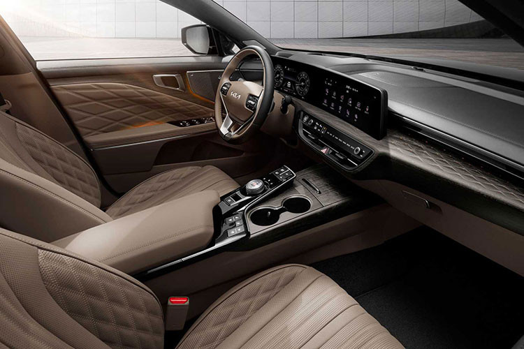 Một điểm đáng chú ý trong nội thất là chức năng "hỗ trợ thông minh" cho ghế lái sẽ được kích hoạt khi bật chế độ lái Sport (Thể thao) hoặc khi xe chạy quá 130 km/h. Theo đó, chức năng này giúp giảm chiều cao của khu vực hông ghế để tăng thêm sự thoải mái cho người ngồi.