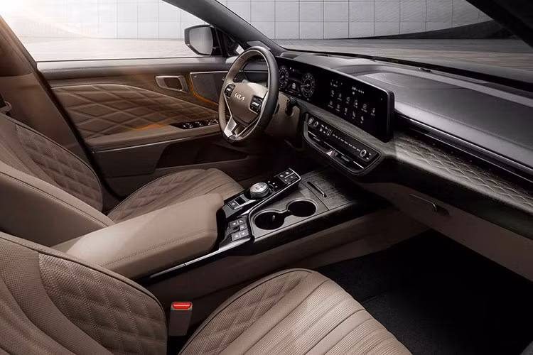 Một điểm đáng chú ý trong nội thất là chức năng "hỗ trợ thông minh" cho ghế lái sẽ được kích hoạt khi bật chế độ lái Sport (Thể thao) hoặc khi xe chạy quá 130 km/h. Theo đó, chức năng này giúp giảm chiều cao của khu vực hông ghế để tăng thêm sự thoải mái cho người ngồi.