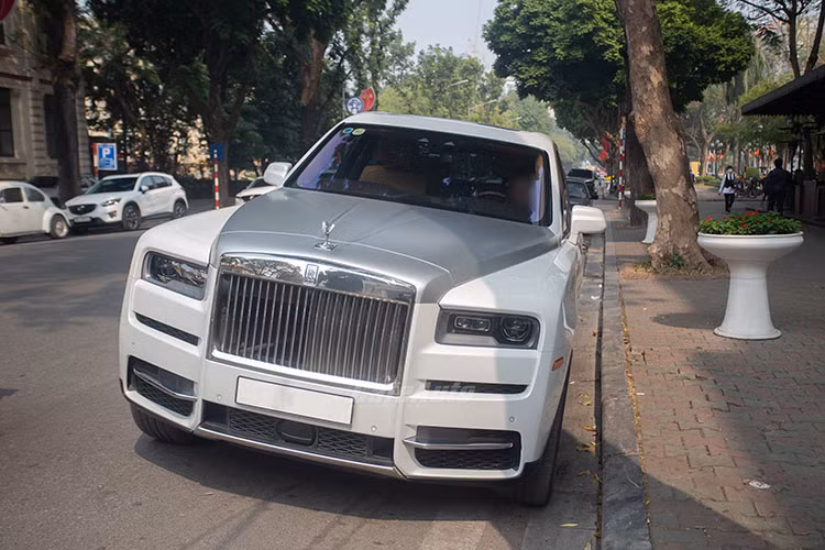 Tuy nhiên, chiếc Rolls-Royce Cullinan đầu tiên về Việt Nam mang biển số NG (Ngoại Giao) xuất hiện trong MV MV ca nhạc mới của ca sĩ Khắc Việt hiện thuộc diện xe miễn thuế hoặc thuế thấp hơn do Đại sứ quán của một quốc gia khác đặt tại Việt Nam đưa về. Chính vì vậy, chiếc xe chỉ có giá trị không quá đắt so với mức chính hãng đề ra.