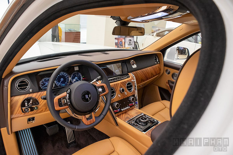 Bên trong nội thất của xe xa xỉ không kém đàn anh Phantom, ghế lái có tính năng sưởi và thông khí để đảm bảo cảm giác thoải mái nhất cho người lái, bảng đồng hồ kỹ thuật số thế hệ mới nhất và vô lăng bọc da/ốp gỗ hàng hiệu. Xe được trang bị vô lăng dày dặn và nhỏ hơn. Trong khi đó, trên mặt táp-lô lần đầu tiên xuất hiện màn hình cảm ứng trung tâm dành cho hệ thống thông tin giải trí...
