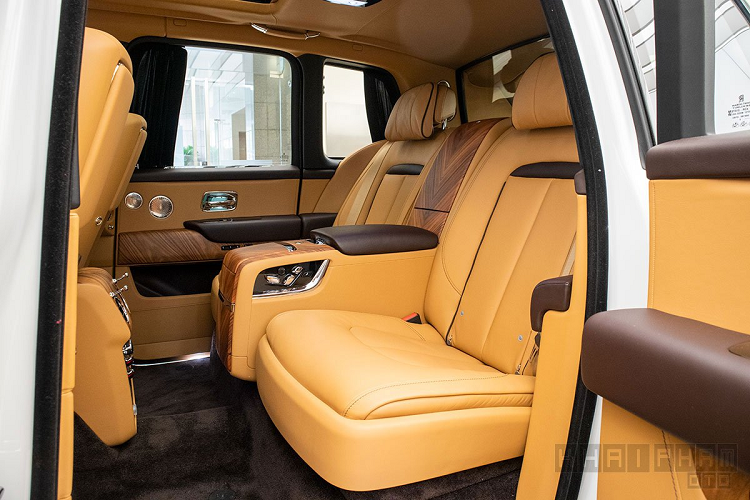 Khoang nội thất “xịn sò” với taplo ốp gỗ veneer và nhiều chi tiết bọc da cao cấp, một số chi tiết mạ chrome tăng vẻ sang trọng cho chiếc xe. Hàng ghế sau được trang bị màn hình cỡ lớn cùng bàn làm việc ốp gỗ. Đáng chú ý, da của những con bò được nuôi ở vùng lạnh để tránh những vết côn trùng đốt mang đến sự hoàn mỹ cho ghế ngồi Cullinan.