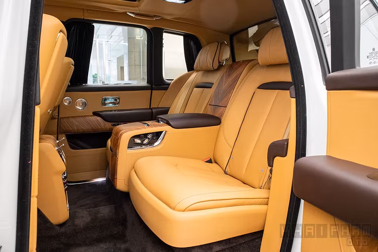 Khoang nội thất “xịn sò” với taplo ốp gỗ veneer và nhiều chi tiết bọc da cao cấp, một số chi tiết mạ chrome tăng vẻ sang trọng cho chiếc xe. Hàng ghế sau được trang bị màn hình cỡ lớn cùng bàn làm việc ốp gỗ. Đáng chú ý, da của những con bò được nuôi ở vùng lạnh để tránh những vết côn trùng đốt mang đến sự hoàn mỹ cho ghế ngồi Cullinan.