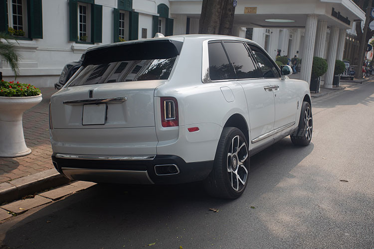 Mặc dù sở hữu thân xác khổng lồ nhưng mẫu SUV này vẫn có khả năng tăng tốc từ 0-100 km/h trong khoảng 5,2 giây trước khi đạt tốc độ tối đa là 250 km/h. Giá xe Rolls-Royce Cullinan nhập khẩu chính hãng tại Việt Nam sau khi mới xuất hiện có mức đề xuất từ khoảng 41 tỷ đồng.