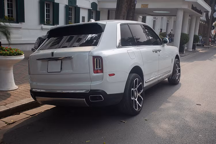 Mặc dù sở hữu thân xác khổng lồ nhưng mẫu SUV này vẫn có khả năng tăng tốc từ 0-100 km/h trong khoảng 5,2 giây trước khi đạt tốc độ tối đa là 250 km/h. Giá xe Rolls-Royce Cullinan nhập khẩu chính hãng tại Việt Nam sau khi mới xuất hiện có mức đề xuất từ khoảng 41 tỷ đồng.