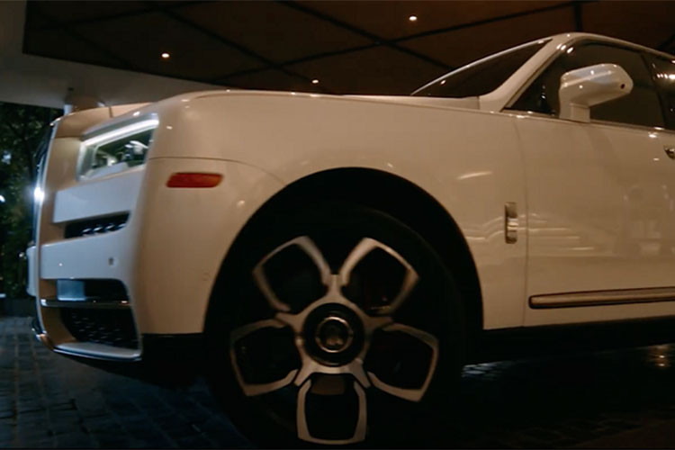Xe có nước sơn nguyên bản màu trắng ngọc trai tinh tế, nắp capo màu sơn bạc tạo nên điểm khác biệt so với nhiều chiếc Cullinan màu trắng khác đang lăn bánh tại Việt Nam. Bộ mâm nguyên bản cũng được chủ nhân của xe nâng cấp bằng bộ mâm 22 inch trên phiên bản Black Badge.