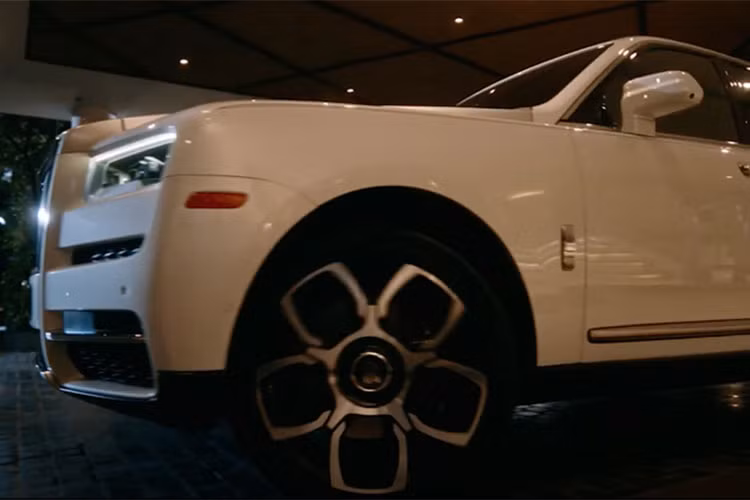 Xe có nước sơn nguyên bản màu trắng ngọc trai tinh tế, nắp capo màu sơn bạc tạo nên điểm khác biệt so với nhiều chiếc Cullinan màu trắng khác đang lăn bánh tại Việt Nam. Bộ mâm nguyên bản cũng được chủ nhân của xe nâng cấp bằng bộ mâm 22 inch trên phiên bản Black Badge.