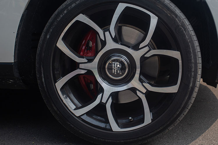 Xe sở hữu đường kẻ coachline màu vàng vẫn xuất hiện bên phần thân quen thuộc, gương chiếu hậu đồng màu ngoại thất và có logo Rolls-Royce ở gần bánh xe. Đuôi xe Rolls-Royce Cullinan cũng được trang bị cụm đèn hậu LED thiết kế tương đối đơn giản, cốp mở điện kiểu vỏ sò kết hợp cùng nhiều đường mạ crom giúp xe sang trọng hơn. Cản sau của siêu SUV này sở hữu ống xả đôi 2 bên mạ crom cân đối.