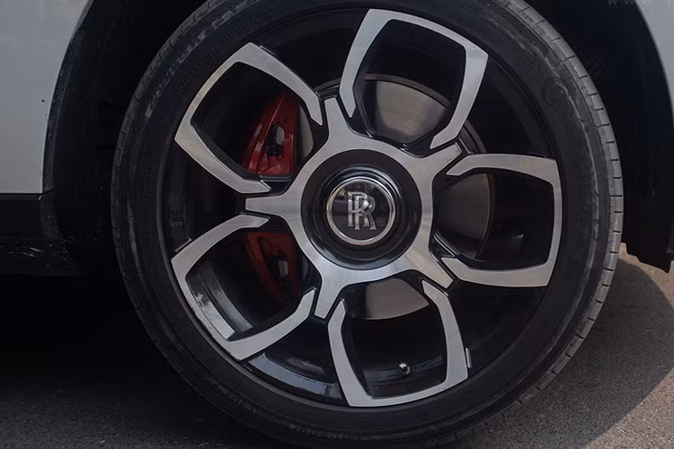 Xe sở hữu đường kẻ coachline màu vàng vẫn xuất hiện bên phần thân quen thuộc, gương chiếu hậu đồng màu ngoại thất và có logo Rolls-Royce ở gần bánh xe. Đuôi xe Rolls-Royce Cullinan cũng được trang bị cụm đèn hậu LED thiết kế tương đối đơn giản, cốp mở điện kiểu vỏ sò kết hợp cùng nhiều đường mạ crom giúp xe sang trọng hơn. Cản sau của siêu SUV này sở hữu ống xả đôi 2 bên mạ crom cân đối.