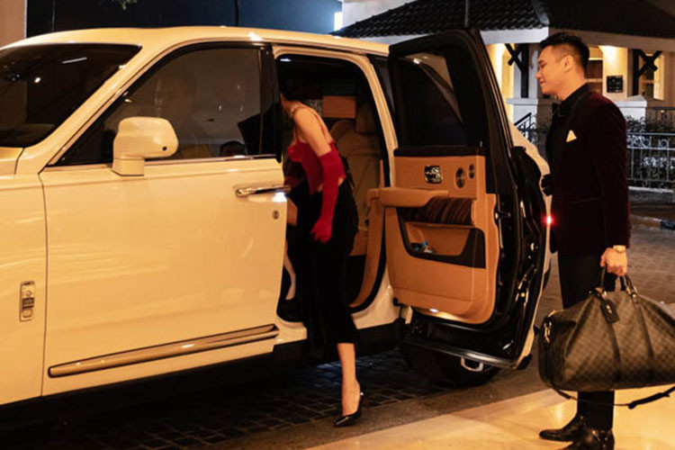 Chiếc xe SUV siêu sang Rolls-Royce Cullinan cùng Khắc Việt trong MV ‘Hiện đại’ được giới yêu xe dễ dàng nhận ra đây là chiếc đầu tiên về Việt Nam hồi tháng 5/2019 – 1 năm sau khi mẫu xe này ra mắt công chúng. Xe được nhập khẩu bởi một đơn vị nhập khẩu xe tư nhân tại Hà Nội và nhanh chóng có biển số lăn bánh 1 tháng ngay sau đó.